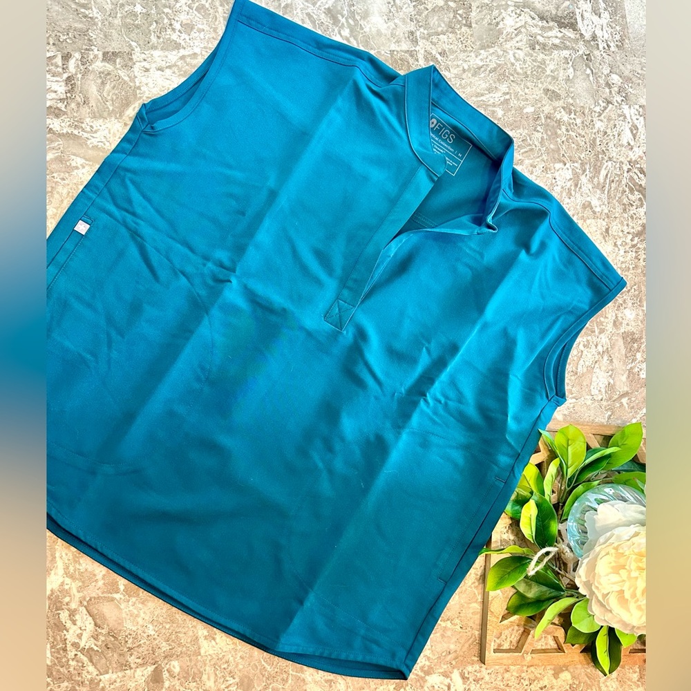FIGS NWOT women's Caribbean Blue Rafaela™ - Oversized Scrub Top - M